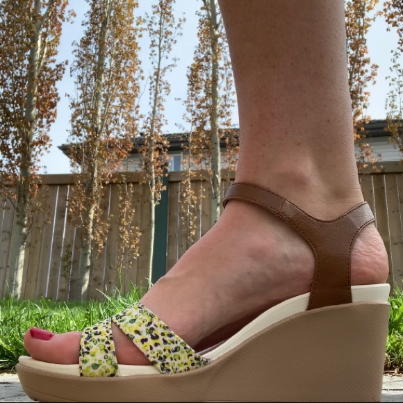 Croc’s Leigh II Ankle Strap Wedge Sandal - Picture 2 of 13